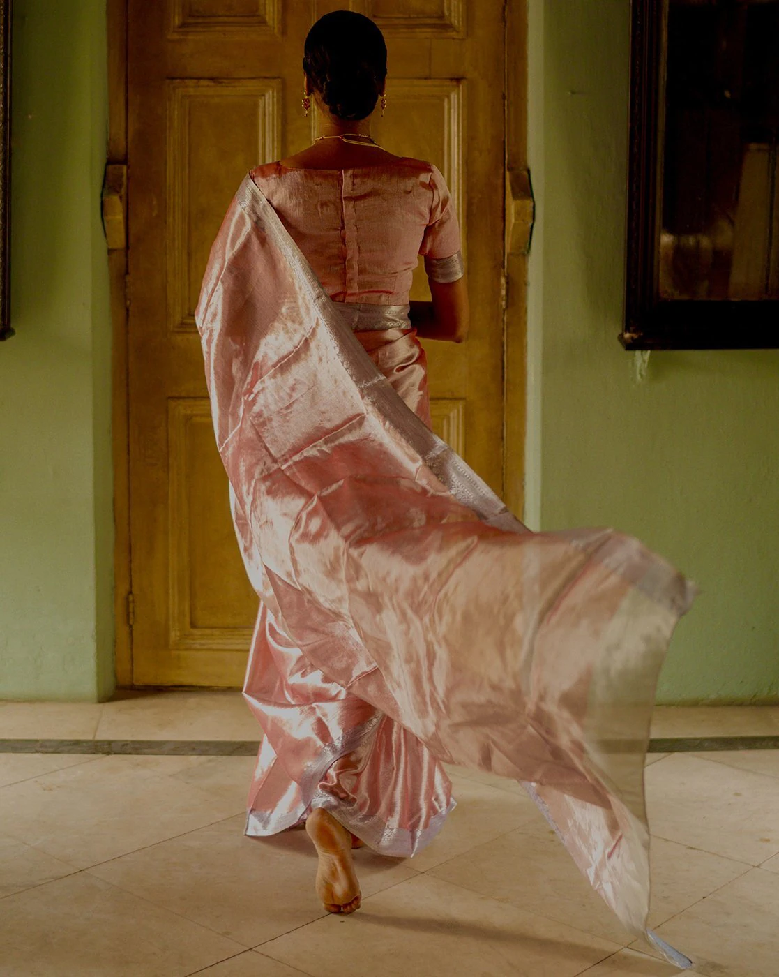 -1117Wx1400H-466725677-coffee-MODEL4 Women Handloom Tissue Silk Saree - Image 3