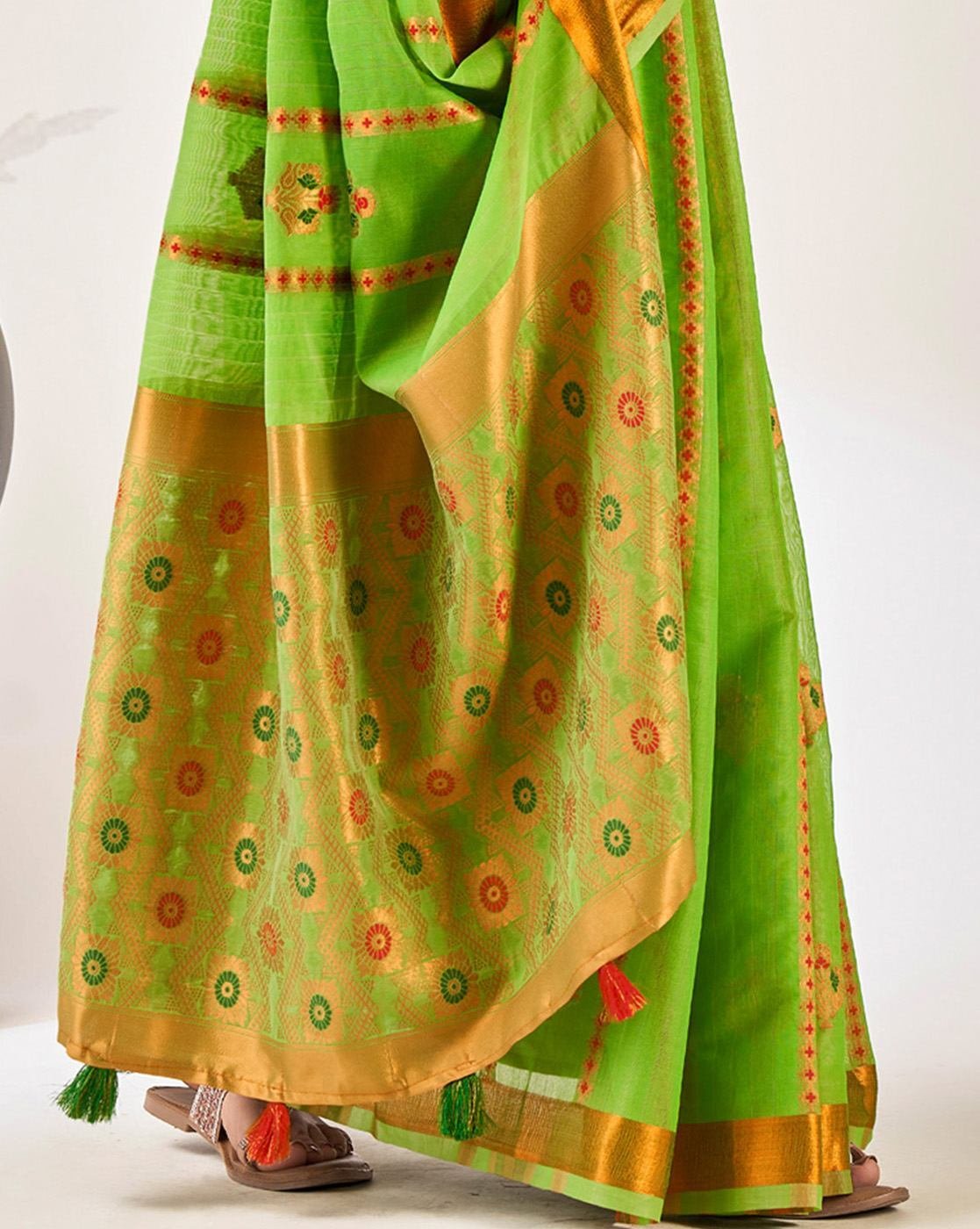 -1117Wx1400H-467261008-green-MODEL5 Women Floral Woven Cotton Saree - Image 3
