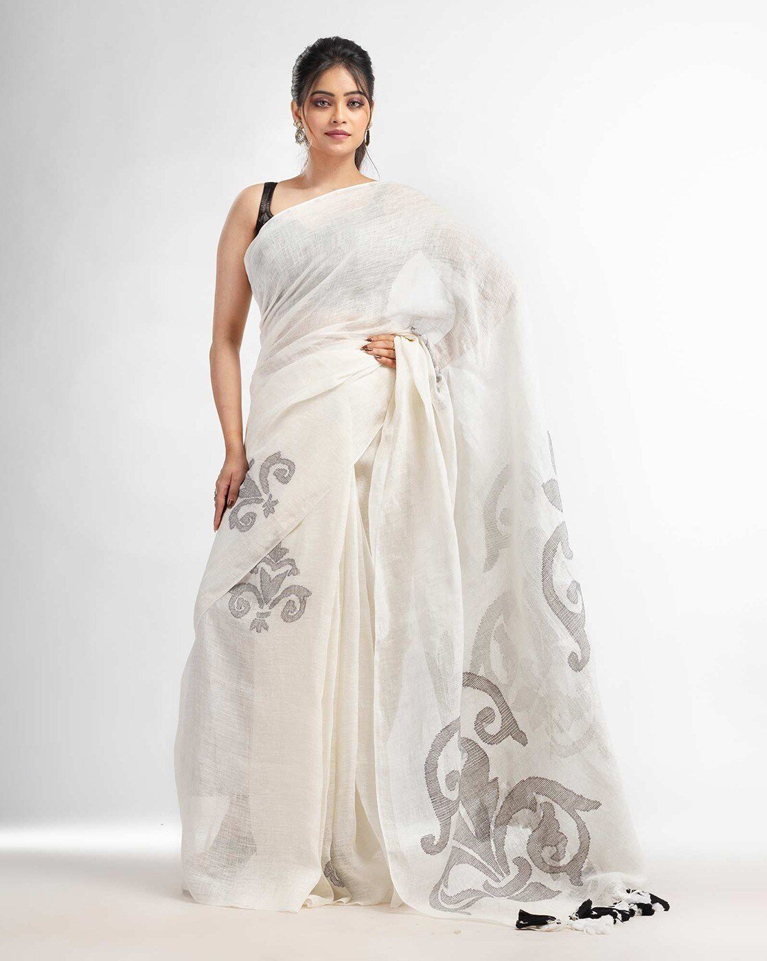 -1117Wx1400H-466402838-white-MODEL3 Jamdani Pattern Saree with Contrast Pallu - Image 5