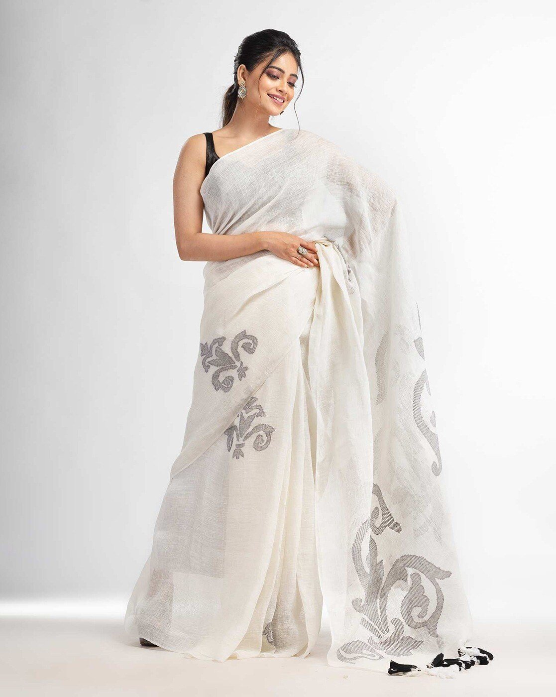 -1117Wx1400H-466402838-white-MODEL4 Jamdani Pattern Saree with Contrast Pallu - Image 4