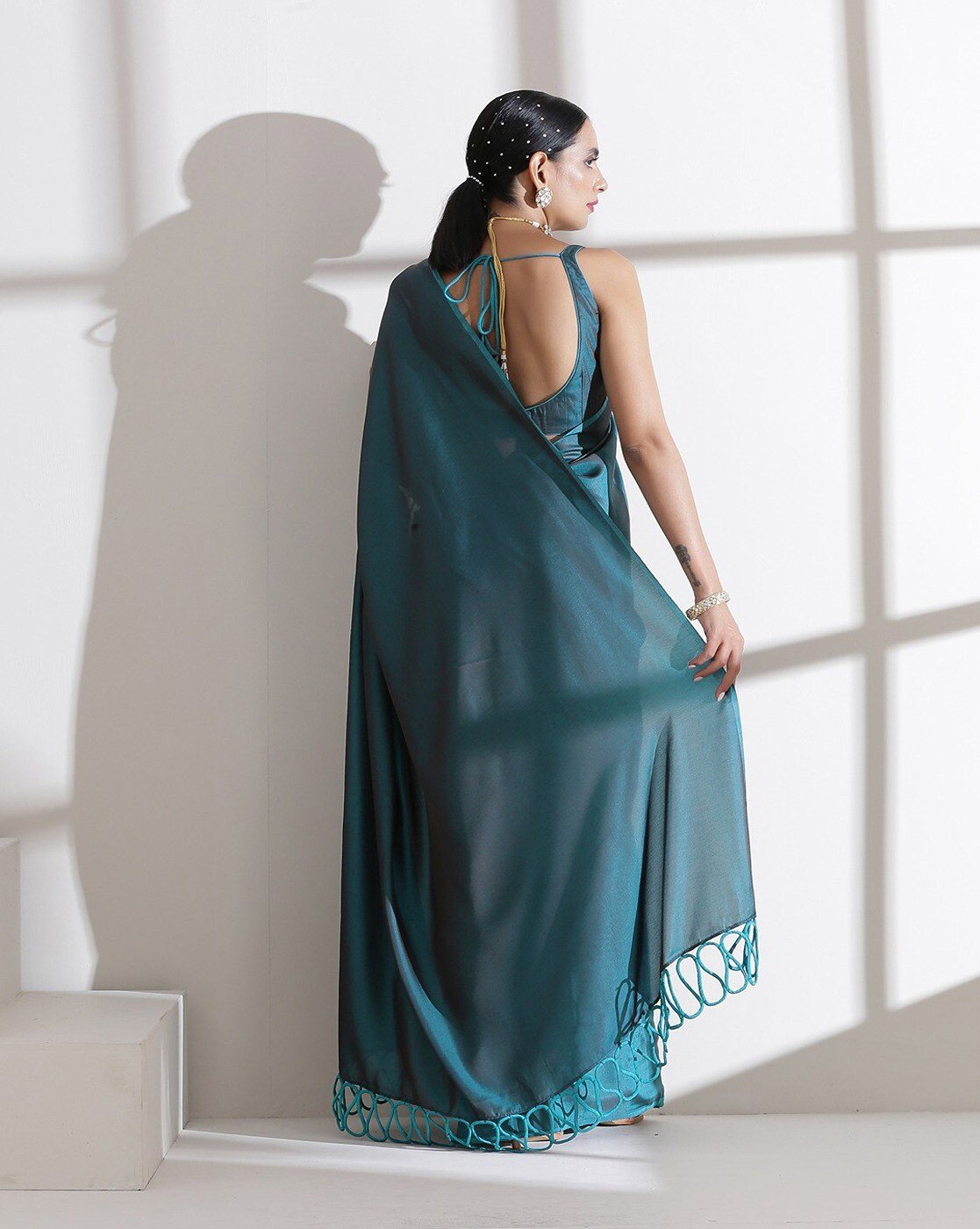 -1117Wx1400H-467082944-grey-MODEL2 Woven Saree with Contrast Border - Image 2