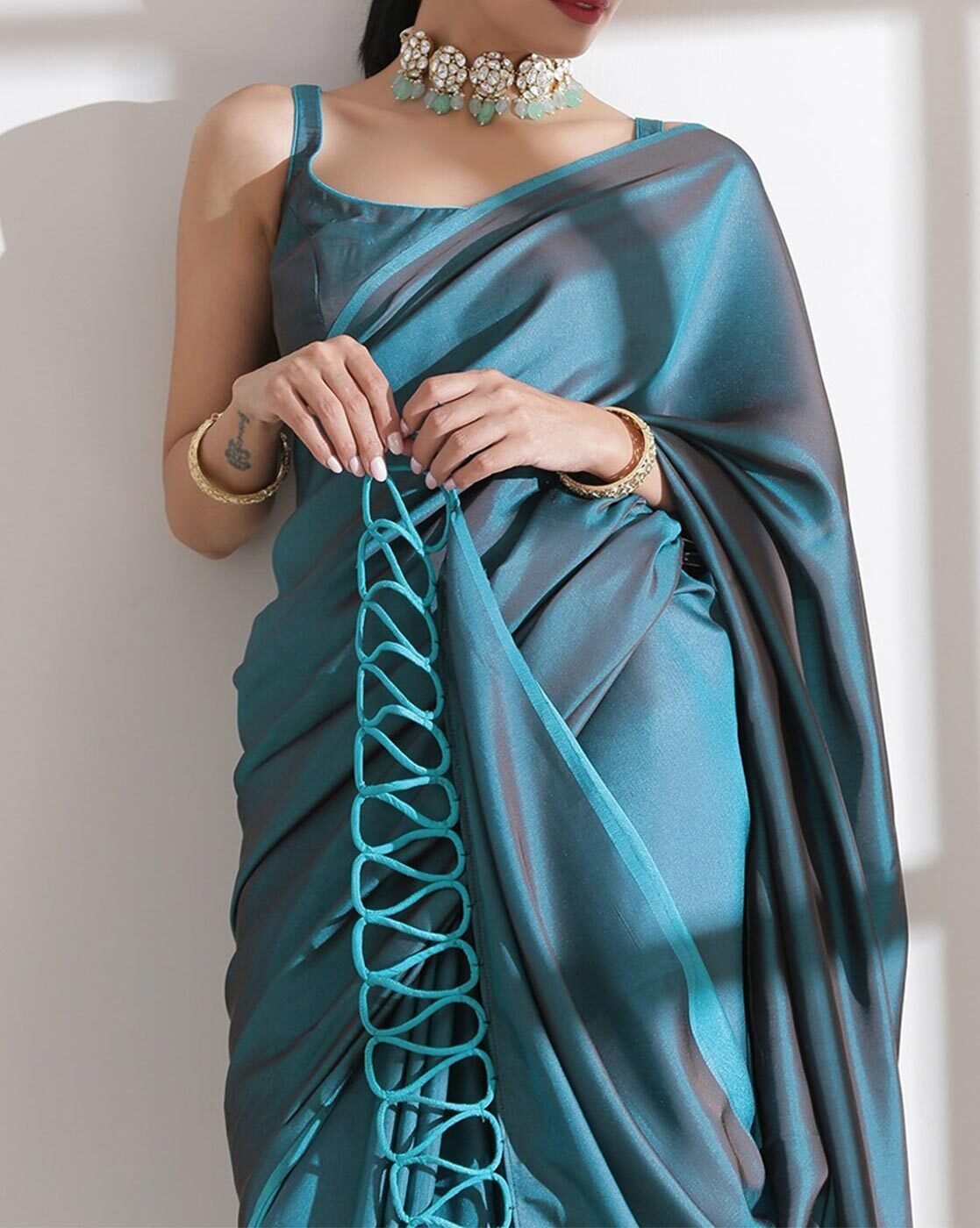 -1117Wx1400H-467082944-grey-MODEL4 Woven Saree with Contrast Border - Image 3