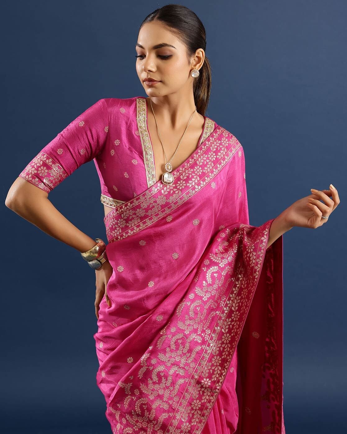 -1117Wx1400H-467118689-pink-MODEL5 Women Floral Print Saree with Contrast Border - Image 3