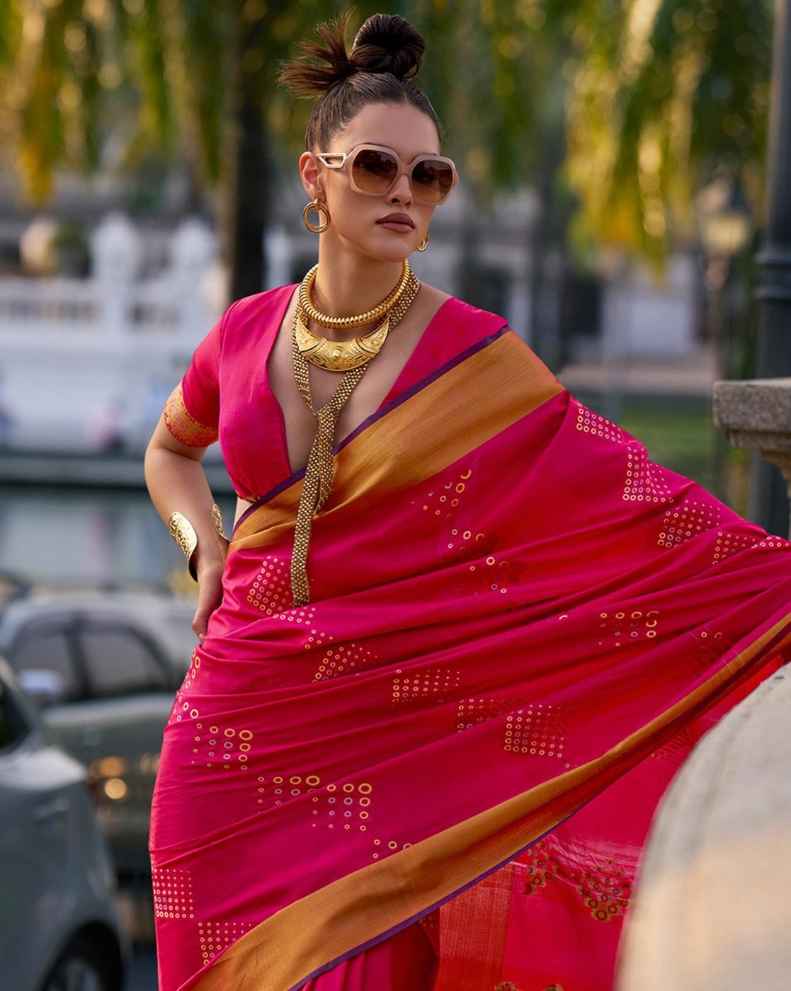 -1117Wx1400H-700187116-pink-MODEL3 Women Woven Saree with Contrast Border - Image 3