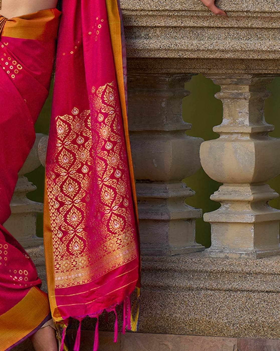 -1117Wx1400H-700187116-pink-MODEL5 Women Woven Saree with Contrast Border - Image 2