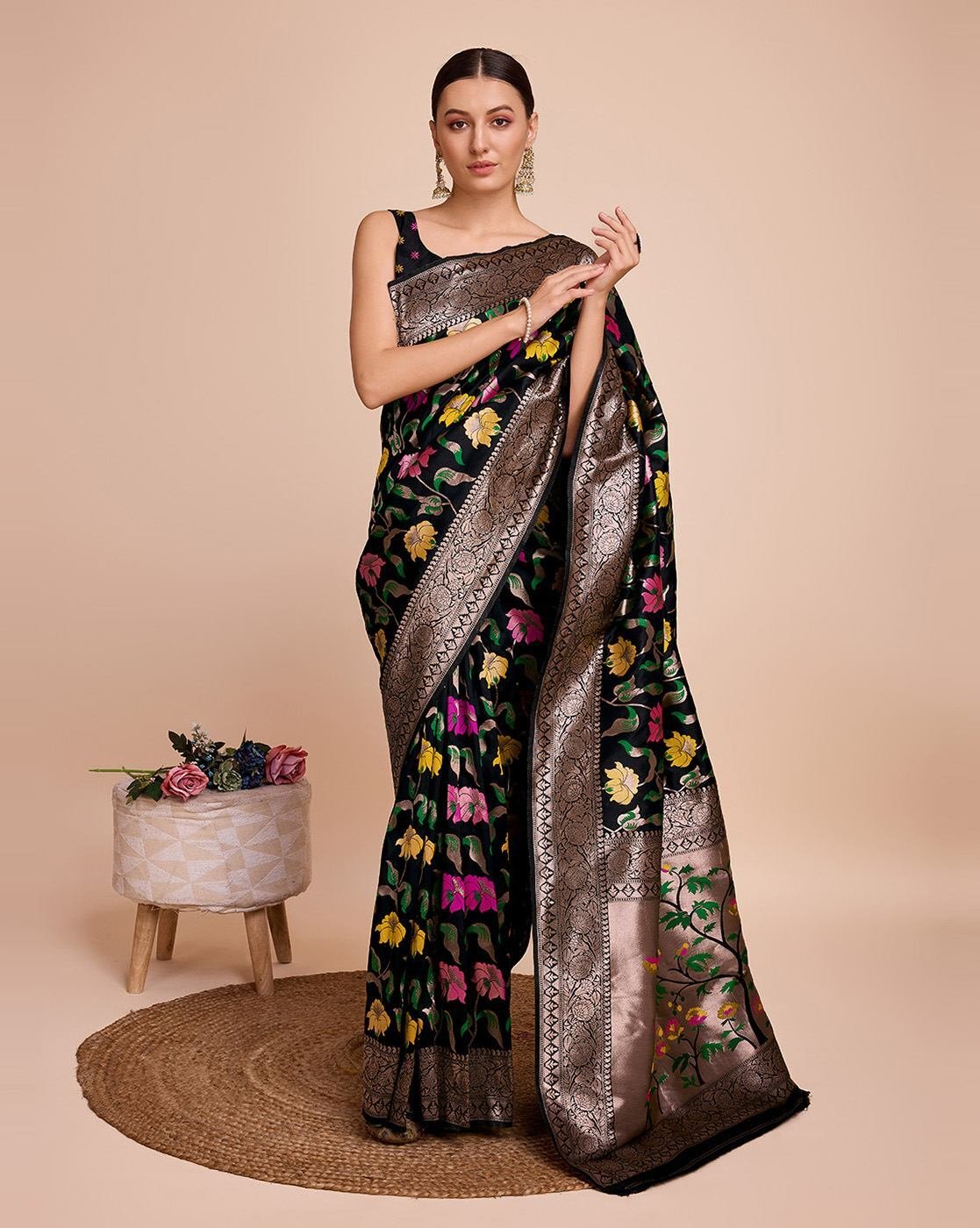 -1117Wx1400H-700709685-black-MODEL3 Women Floral Print Saree - Image 4