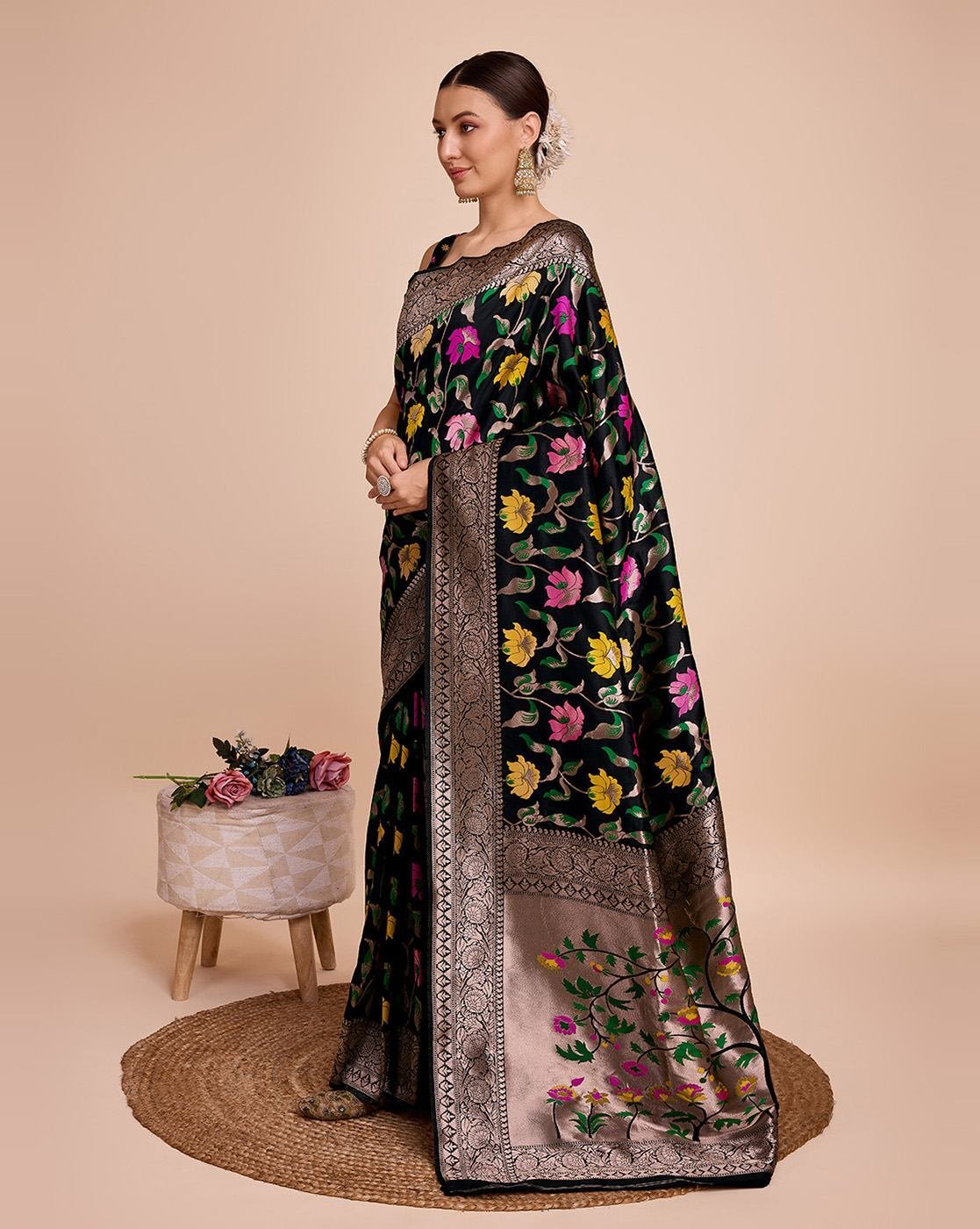 -1117Wx1400H-700709685-black-MODEL4 Women Floral Print Saree - Image 3